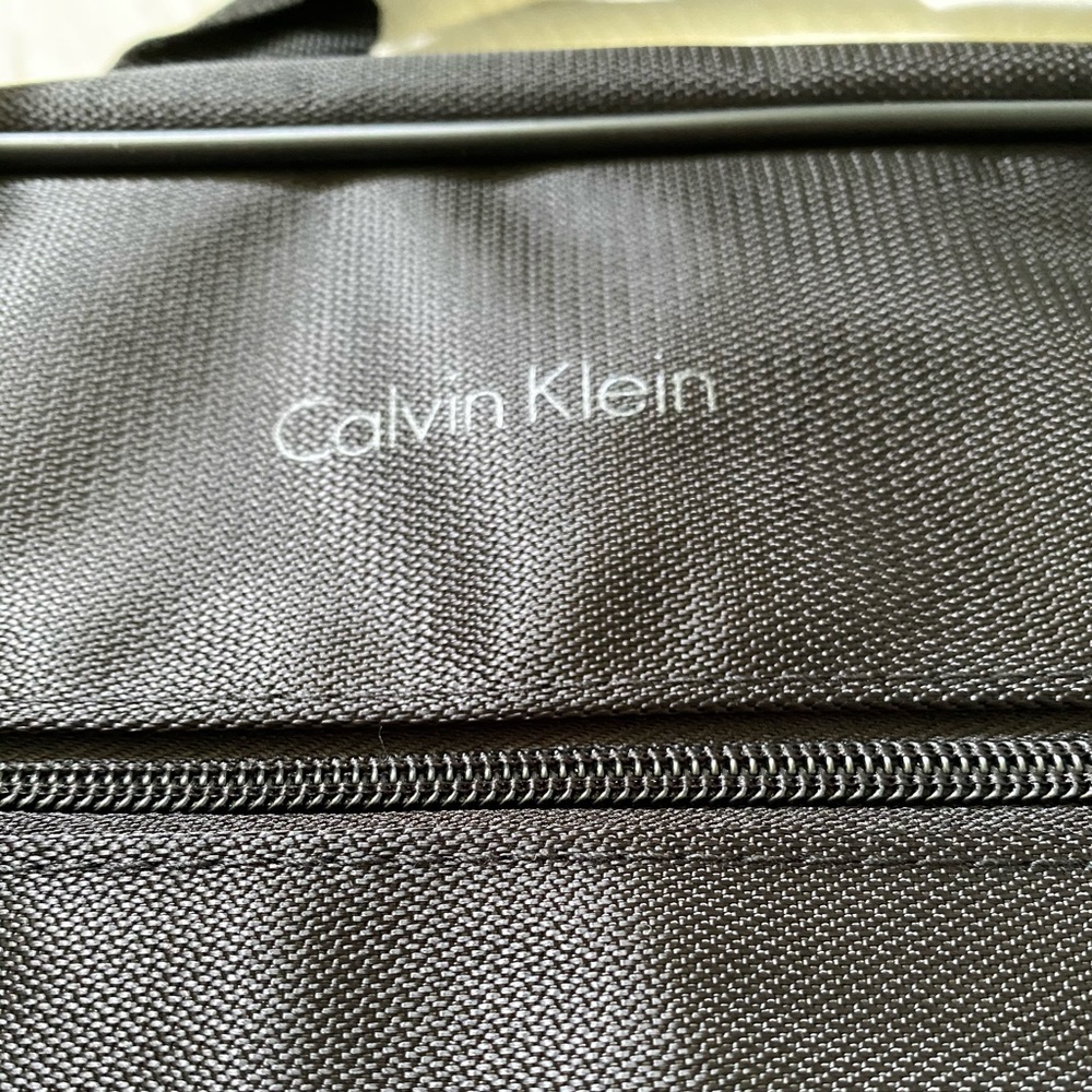 Calvin Klein travel bag. 2 big big diff . Pockets